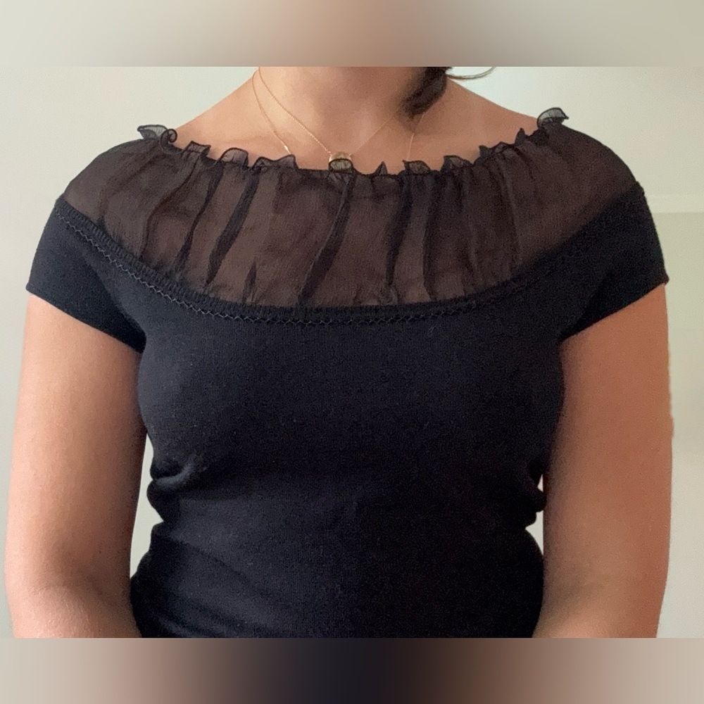 Elie Tahari shear off the shoulder black tee Size S